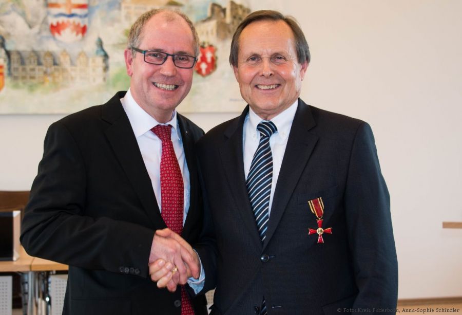 Landrat Manfred Müller (links) überreicht Meinolf Päsch (rechts) das Verdienstkreuz am Bande der Bundesrepublik Deutschland (Foto: Amt für Presse- und Öffentlichkeitsarbeit, Kreis Paderborn, Anna-Sophie Schindler)