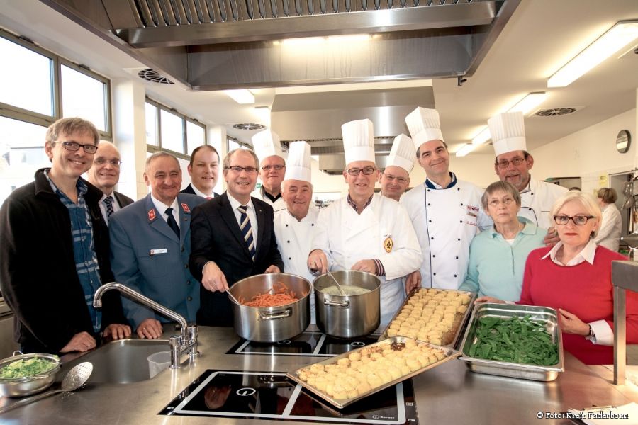 Joachim Veenhof (Katholischer Verein für soziale Dienste), Andreas Czorny (Schulleiter Helene-Weber-Berufkolleg), Franz Kudak (Geschäftsführung Malteser Hövelhof), Olaf Saage (Sparkasse Paderborn-Detmold), Landrat Manfred Müller, Burkhard Bernemann, Gerd Wölfer, Manfred Huschen, Frank Nitschke, Dirk Tschischke, Mathilde Gelbert, Erst Kuhnt, Gabi Tschischke (alle Köchevereinigung Paderborn). (Foto: Amt für Presse- und Öffentlichkeitsarbeit, Kreis Paderborn)  Joachim Veenhof (Katholischer Verein für soziale Dienste), Andreas Czorny (Schulleiter Helene-Weber-Berufkolleg), Franz Kudak (Geschäftsführung Malteser Hövelhof), Olaf Saage (Sparkasse Paderborn-Detmold), Landrat Manfred Müller, Burkhard Bernemann, Gerd Wölfer, Manfred Huschen, Frank Nitschke, Dirk Tschischke, Mathilde Gelbert, Erst Kuhnt, Gabi Tschischke (alle Köchevereinigung Paderborn). (Foto: Amt für Presse- und Öffentlichkeitsarbeit, Kreis Paderborn)