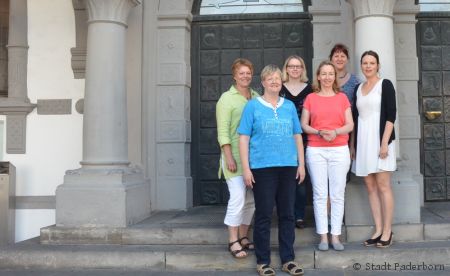Holen das Projekt „Politik braucht Frauen!“ nach OWL: Rita Köllner (Gleichstellungsbeauftragte Stadt Delbrück, Rita Junker (Gleichstellungsbeauftragte Stadt Lichtenau), Manuela Fischer (Gleichstellungsbeauftragte Stadt Bad Lippspringe), Dagmar Drüke (Gleichstellungsbeauftragte Stadt Paderborn), Eva Bambeck (Gleichstellungsbeauftragte Stadt Büren),  (Gleichstellungsbeauftragte Kreis Paderborn).   Es fehlen Elisabeth Rüsing (Gleichstellungsbeauftragte Gemeinde Borchen), Irene Lossin (Gleichstellungsbeauftragte Gemeinde Hövelhof), Andrea Schlichting (Gleichstellungsbeauftragte Stadt Salzkotten) und Marietheres Jürgens (Gleichstellungsbeauftragte Stadt Bad Wünnenberg).(Foto: Stadt Paderborn)  
