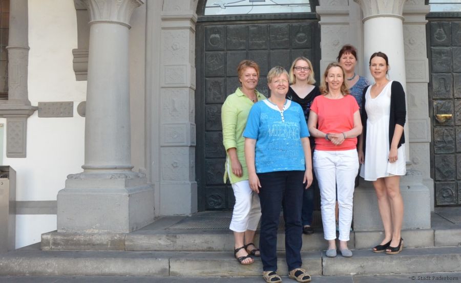 Holen das Projekt „Politik braucht Frauen!“ nach OWL: Rita Köllner (Gleichstellungsbeauftragte Stadt Delbrück, Rita Junker (Gleichstellungsbeauftragte Stadt Lichtenau), Manuela Fischer (Gleichstellungsbeauftragte Stadt Bad Lippspringe), Dagmar Drüke (Gleichstellungsbeauftragte Stadt Paderborn), Eva Bambeck (Gleichstellungsbeauftragte Stadt Büren),  (Gleichstellungsbeauftragte Kreis Paderborn). Es fehlen Elisabeth Rüsing (Gleichstellungsbeauftragte Gemeinde Borchen), Irene Lossin (Gleichstellungsbeauftragte Gemeinde Hövelhof), Andrea Schlichting (Gleichstellungsbeauftragte Stadt Salzkotten) und Marietheres Jürgens (Gleichstellungsbeauftragte Stadt Bad Wünnenberg).(Foto: Stadt Paderborn) 
