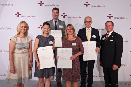 Gleichstellungsbeauftragte  (zweite von links) nimmt das Zertifikat „audit berufundfamilie“ von Bundesfamilienministerin Manuela Schwesig entgegen (ganz links im Bild). Die Kreisverwaltung Paderborn zählt zu den insgesamt 297 Unternehmen, die in Berlin die Auszeichnung entgegennehmen konnten (Foto: berufundfamilie) Gleichstellungsbeauftragte  (zweite von links) nimmt das Zertifikat „audit berufundfamilie“ von Bundesfamilienministerin Manuela Schwesig entgegen (ganz links im Bild). Die Kreisverwaltung Paderborn zählt zu den insgesamt 297 Unternehmen, die in Berlin die Auszeichnung entgegennehmen konnten (Foto: berufundfamilie)