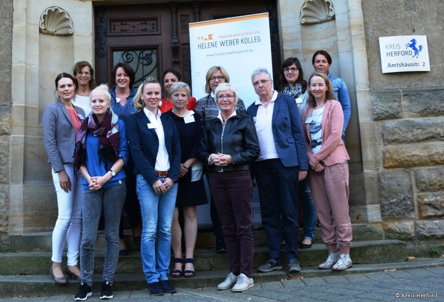 Wollen sich neun Monate lang über das Mentorinnen-Netzwerk „Politik braucht Frauen“ austauschen (von links):  (Gleichstellungsbeauftragte des Kreises Paderborn), Walburga Neu (Mentorin Kreis Höxter), Hanna Fortströer (Mentee Kreis Paderborn), Claudia Keiter (Mentorin Kreis Paderborn), Melanie Finke (Mentee Kreis Paderborn), Katibe Sönmez (Mentee Kreis Paderborn), Birgit Rebbe-Schulte (Mentorin Kreis Paderborn), Martina Gramlich (Mentee Kreis Paderborn), Maria Junge (Mentorin, Kreis Paderborn), Marie-Luise Reinicke (Mentorin Kreis Paderborn), Ina Schmolke-Mersch (Mentee Kreis Paderborn), Dagmar Drüke (Gleichstellungsbeauftragte Stadt Paderborn) und Tanja Borghoff (Gleichstellungsstelle Stadt Paderborn). (Es fehlen: Hiltrud Kröger (Mentee Kreis Paderborn), Theresa Fortströer (Mentee Kreis Paderborn) und Renate Bölling (Mentorin Kreis Gütersloh), Elisabeth Dröge (Mentorin Kreis Höxter) (Foto: Kreis Herford) Wollen sich neun Monate lang über das Mentorinnen-Netzwerk „Politik braucht Frauen“ austauschen (von links):  (Gleichstellungsbeauftragte des Kreises Paderborn), Walburga Neu (Mentorin Kreis Höxter), Hanna Fortströer (Mentee Kreis Paderborn), Claudia Keiter (Mentorin Kreis Paderborn), Melanie Finke (Mentee Kreis Paderborn), Katibe Sönmez (Mentee Kreis Paderborn), Birgit Rebbe-Schulte (Mentorin Kreis Paderborn), Martina Gramlich (Mentee Kreis Paderborn), Maria Junge (Mentorin, Kreis Paderborn), Marie-Luise Reinicke (Mentorin Kreis Paderborn), Ina Schmolke-Mersch (Mentee Kreis Paderborn), Dagmar Drüke (Gleichstellungsbeauftragte Stadt Paderborn) und Tanja Borghoff (Gleichstellungsstelle Stadt Paderborn). (Es fehlen: Hiltrud Kröger (Mentee Kreis Paderborn), Theresa Fortströer (Mentee Kreis Paderborn) und Renate Bölling (Mentorin Kreis Gütersloh), Elisabeth Dröge (Mentorin Kreis Höxter) (Foto: Kreis Herford)
