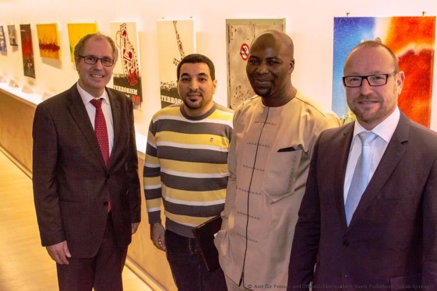 „Ein Appell für den Frieden“ (von links nach rechts) Landrat Manfred Müller, Naseer Alshabani (Künstler), Abel Akindejoye (Sozialpädagoge - Caritasverband im Dekanat Büren e. V.), Christian Bambeck (Vorstand/Geschäftsführung - Caritasverband im Dekanat Büren e. V.) bei der Ausstellungseröffnung (Foto: Amt für Presse- und Öffentlichkeitsarbeit, Kreis Paderborn, Julian Sprenger)