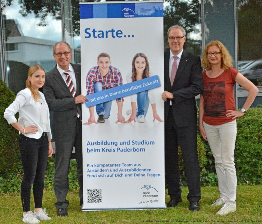 Wer seine Ausbildung oder sein Studium beim Kreis Paderborn beginnen möchte, kann sich ab sofort online bewerben – von links nach rechts: Louisa Kaulisch von der Jugend- und Auszubildendenvertretung, Landrat Manfred Müller, Kreisdirektor Dr. Ulrich Conradi und Ausbildungsleiterin Sonja Bunse. (Foto: Amt für Presse- und Öffentlichkeitsarbeit, Kreis Paderborn, Anna-Sophie Schindler)  Wer seine Ausbildung oder sein Studium beim Kreis Paderborn beginnen möchte, kann sich ab sofort online bewerben – von links nach rechts: Louisa Kaulisch von der Jugend- und Auszubildendenvertretung, Landrat Manfred Müller, Kreisdirektor Dr. Ulrich Conradi und Ausbildungsleiterin Sonja Bunse. (Foto: Amt für Presse- und Öffentlichkeitsarbeit, Kreis Paderborn, Anna-Sophie Schindler)