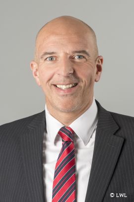 Dr. Georg Lunemann stellt den LWL-Haushalt im Paderborner Kreishaus vor Foto: LWL