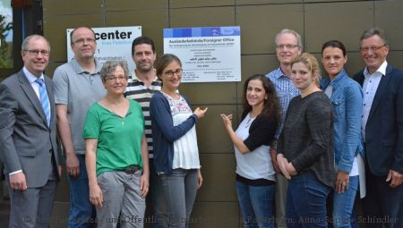 Landrat Müller (links im Bild) und Ordnungsamtsleiter Herbert Temborius (rechts im Bild) bedanken sich bei den Mitarbeiterinnen und Mitarbeitern der Asylantragsstelle (Foto: Amt für Presse- und Öffentlichkeitsarbeit, Kreis Paderborn, Anna-Sophie Schindler)