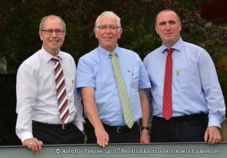 Verabschiedung von Karl-Heinz Schwarze im Paderborner Kreishaus – von links nach rechts: Landrat Manfred Müller, Karl-Heinz Schwarze, Oberst d. R. sowie sein Nachfolger Michael Michl, Oberstleutnant d. R. (Foto: Amt für Presse- und Öffentlichkeitsarbeit, Kreis Paderborn)
