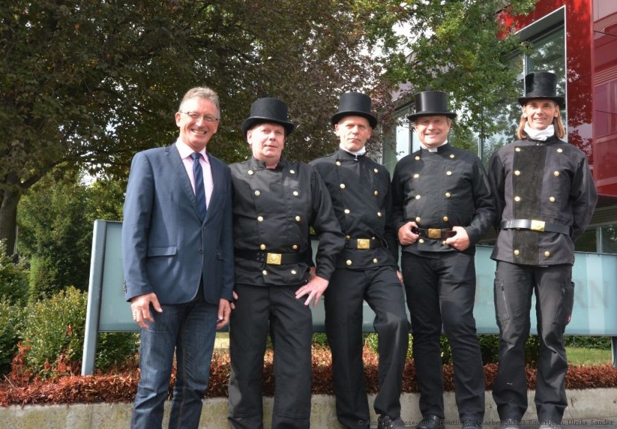Herbert Temborius, Leiter des Kreisordnungsamtes, (ganz links) begrüßt den neuen bevollmächtigte Bezirksschornsteinfeger Dietmar Siewers (2. Von links). Dieser übernimmt den Kehrbezirk Salzkotten I von Wilhelm Hönig (3. Von links). Daneben: Klaus Bewer und Olaf Meiners (Vorsitzender der Kreisvereinigung der Schornsteinfeger Paderborn). Foto: Amt für Presse- und Öffentlichkeitsarbeit, Kreis Paderborn, Ulrike Sander)