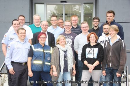 Jugendbeauftragte der Hilfsorganisationen gründeten Arbeitskreis - Landrat Manfred Müller (fünfter von links) und Ordnungsamtsleiter Herbert Temborius (mittig, hinten im Bild) hatten zu einem Treffen ins Kreishaus eingeladen, Foto Amt für Presse- und Öffentlichkeitsarbeit, Kreis Paderborn