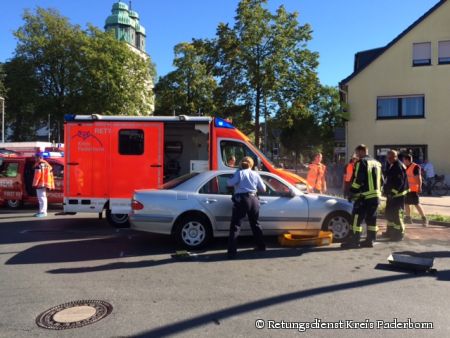 Polizei und Freiwillige Feuerwehr Hövelhof waren heute Vormittag nach einem © Retungsdienst Kreis Paderborn Zusammenstoß zwischen einem Rettungswagen und einem PKW im Einsatz