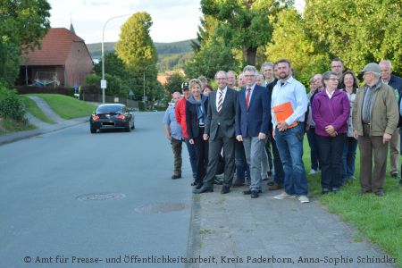 Wollen gemeinsam gegensteuern: Landrat Manfred Müller (vierter von links), Bürgermeister Hans-Jürgen Wessels (neben ihm) und Angie Reeh (Leiterin des Kreisstraßenverkehrsamtes, links neben dem Landrat) sprachen mit Bürgerinnen und Bürgern aus Buke bei einer Anliegerversammlung über die Verkehrssituation in der Dorfstraße. (Foto: Amt für Presse- und Öffentlichkeitsarbeit, Kreis Paderborn, Anna-Sophie Schindler)