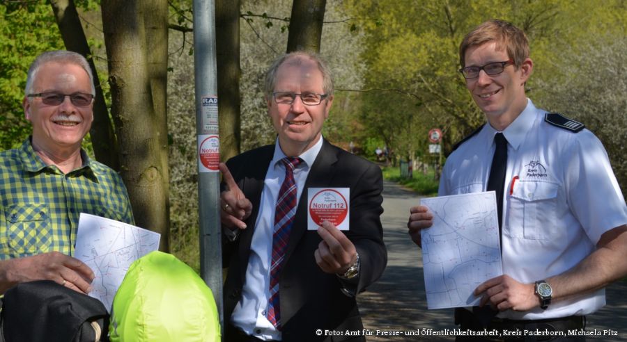 Mehr Sicherheit für Radfahrer – von links nach rechts Franz-Josef Fichna, Fahrradbeauftragter für den Kreis Paderborn, Landrat Manfred Müller, Marc Hammerstein, Leiter der Kreisleitstelle, stellten im Mai das neue Radroutennotrufsystem für den Kreis Paderborn vor. (Foto: Amt für Presse- und Öffentlichkeitsarbeit, Kreis Paderborn, Michaela Pitz