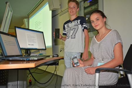 Wollen Medienscouts werden: Marlin (links) von der Sekundarschule Höxter und Joline (rechts) von der Gesamtschule Elsen (Foto: Amt für Presse- und Öffentlichkeitsarbeit, Kreis Paderborn, Anna-Sophie Schindler) 