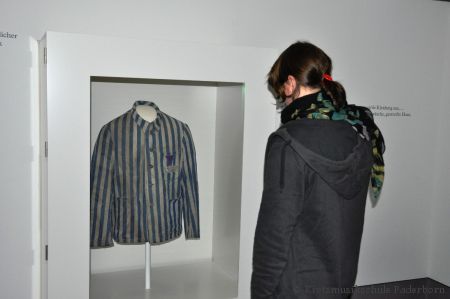 Mit ihrer Zivilkleidung verloren die neuen Häftlinge auch ihren persönlichen Namen (Foto: Kreismuseum Wewelsburg)