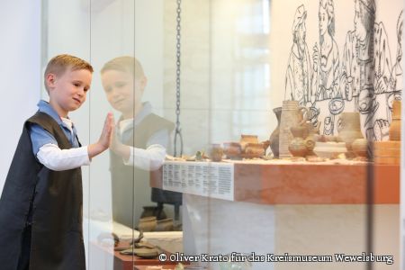 Wie das Leben auf der Burg aussieht, können Kinder bei den Ferienspielen im Herbst in der Wewelsburg erfahren. (Foto: Oliver Krato für das Kreismuseum Wewelsburg)