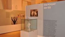 „Die Körper der SS – Ideologie, Propaganda und Gewalt“: Kreismuseum Wewelsburg lädt zur Ausstellungseröffnung am kommenden Sonntag, 11 Uhr, in die Wewelsburg ein