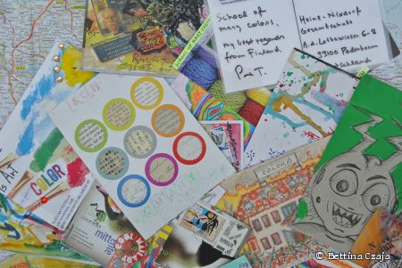 „Schools of many colors“ mit 150 künstlerischen Postkarten aus aller Welt (Foto: Bettina Czaja)