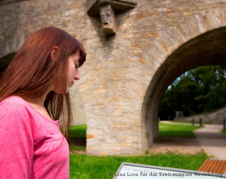 Die Brücke mit dem "Neidkopf" aus dem Jahr 1934. Eine Gestaltung der SS aus der Frühphase des Umbaus der Wewelsburg. (Foto: Lina Loos für das Kreismuseum Wewelsburg)