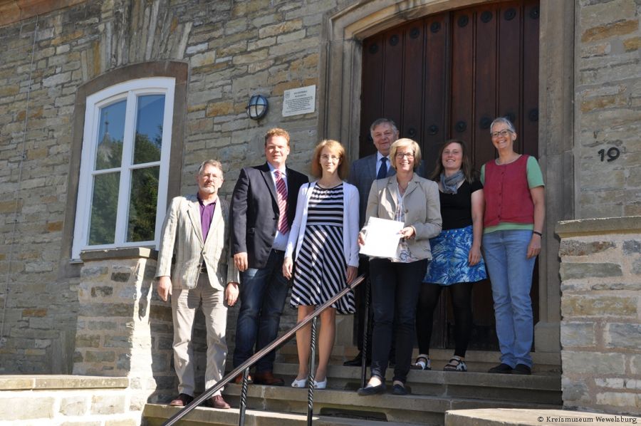Bildungspartnerschaft zwischen Erinnerungs- und Gedenkstätte Wewelsburg und Liebfrauengymnasium Büren offiziell besiegelt (von links nach rechts) Jürgen Kemper, Andy Glawe, Andrea Balthaus, Reinhard Herbst vom Liebfrauengymnasium, vom Kreismuseum Wewelsburg Museumsleiterin Kirsten John-Stucke, Monne Lentz und Katharina Dehlinger. (Foto: Kreismuseum Wewelsburg)