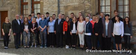 Sie leisteten einen Beitrag zur Friedenssicherung: Vinzenz Heggen, stellvertretender Landrat des Kreises Paderborn und Schulleiter Rainer Naewe (zweiter von links) mit den Schülerinnen und Schülern (Foto: Kreismuseum Wewelsburg)