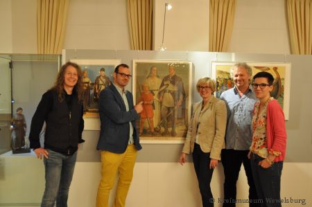 Die Wissenschaftler des Kreismuseums Wewelsburg konzipierten die Sonderausstellung „Die Körper der SS – Ideologie, Propaganda und Gewalt“.  (v.l.n.r.: Jörg Piron, Erik Beck, Museumsleiterin Kirsten John-Stucke, Markus Moors und Laura Schulte von der Universität Paderborn.) (Foto: Kreismuseum Wewelsburg)