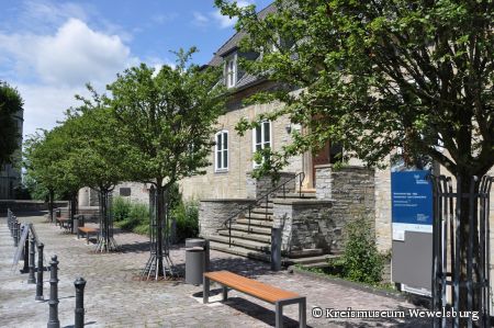 Erinnerungs- und Gedenkstätte Wewelsburg 1933 – 1945, das ehemalige Wachgebäude am Burgvorplatz der Wewelsburg. (Foto: Kreismuseum Wewelsburg)