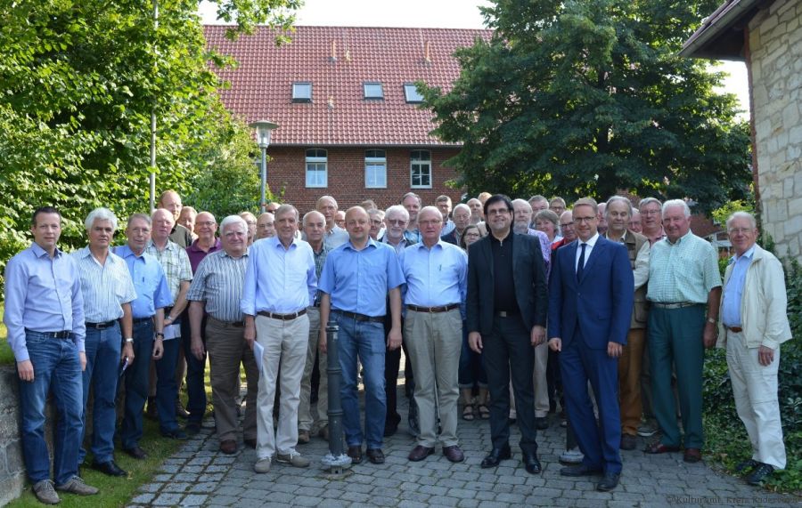 Mehr als 40 Ortsheimatpflegerinnen und – heimatpfleger sowie Ortschronistinnen und Ortschronisten besuchten bei ihrer Herbsttagung den Stadtteil Upsprunge: 1. Reihe (Mitte) v.l.: Upsprunges Heimatpfleger Norbert Schulte, Ortsvorsteher Markus Zacharias, stellv. Kreisheimatpfleger Rudolf Koch, Kreisheimatpfleger Michael Pavlicic und Salzkottens Bürgermeister Ulrich Berger (Foto: Kulturamt, Kreis Paderborn)