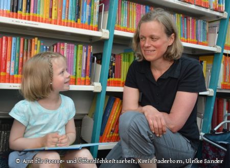 Mit Mi, Ma, Mu fing alles an: Lea Simon liest ihrer Mutter vor Foto: Amt für Presse- und Öffentlichkeitsarbeit, Kreis Paderborn, Ulrike Sander)