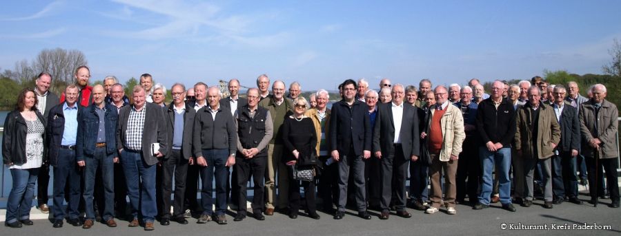 Die OrtsheimatpflegerInnen und Ortschronisten/innen im Kreis Paderborn besuchten aus Anlass ihrer Frühjahrstagung den Lippesee in Paderborns Ortsteil Sande (Foto: Kulturamt, Kreis Paderborn)