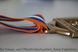 Plakette (Foto: Amt für Presse- und Öffentlichkeitsarbeit, Kreis Paderborn)