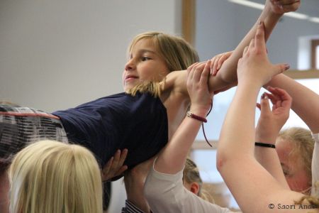 Zeigen mit Tanz, Musik und Theater ihre Identität: 56 Schülerinnen und Schüler der Gesamtschule Delbrück und der Luisenschule Bielefeld. (Foto: Saori Ando)