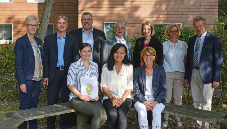 Das Projekt „Rucksack Kita“ wurde im vergangenen Jahr bereits erfolgreich in der Kita Heidehaus umgesetzt: (sitzend, von links) Julia Leicht (Elternbegleiterin Rucksack Kita), Gulshat Ouadine und Ingrid Braun (Projektkoordinatorinnen Rucksack Kita); stehend: Michaela Arends (Leiterin Kita Heidehaus), Oliver Vorndran (Leiter Bildungs- und Integrationszentrum), Bernhard Lünz (Geschäftsführer Kommunales Integrationszentrum), Dr. Burghard Lehmann (Geschäftsführer Familie – Osthushenrich – Stiftung), Melanie Struck (Jugendamt der Stadt Paderborn), Jutta Klocke (Sprachförderkraft Kita Heidehaus), Dietrich Honervogt (stellvertretender Bürgermeister Stadt Paderborn). (Foto: Amt für Presse- und Öffentlichkeitsarbeit, Kreis Paderborn, Ulrike Sander) Das Projekt „Rucksack Kita“ wurde im vergangenen Jahr bereits erfolgreich in der Kita Heidehaus umgesetzt: (sitzend, von links) Julia Leicht (Elternbegleiterin Rucksack Kita), Gulshat Ouadine und Ingrid Braun (Projektkoordinatorinnen Rucksack Kita); stehend: Michaela Arends (Leiterin Kita Heidehaus), Oliver Vorndran (Leiter Bildungs- und Integrationszentrum), Bernhard Lünz (Geschäftsführer Kommunales Integrationszentrum), Dr. Burghard Lehmann (Geschäftsführer Familie – Osthushenrich – Stiftung), Melanie Struck (Jugendamt der Stadt Paderborn), Jutta Klocke (Sprachförderkraft Kita Heidehaus), Dietrich Honervogt (stellvertretender Bürgermeister Stadt Paderborn). (Foto: Amt für Presse- und Öffentlichkeitsarbeit, Kreis Paderborn, Ulrike Sander)