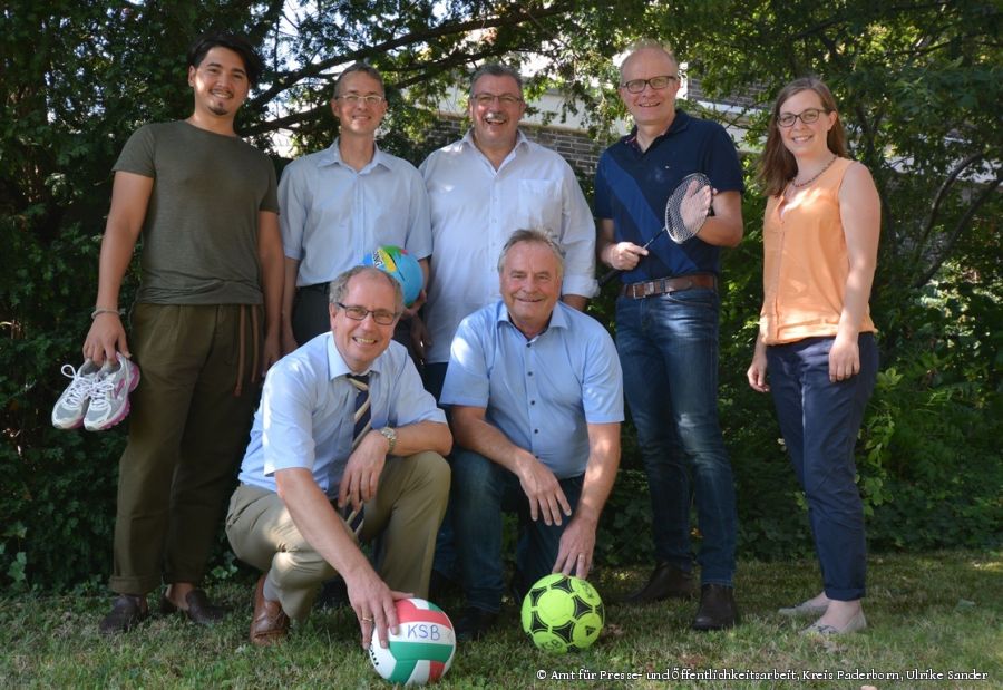 Zeigen wie Integration mit Sport gelingt: Hinten von links: Erich Klann (Profitänzer), Oliver Vorndran (Amtsleitung Bildungs- und Integrationszentrum), Bernhard Lünz (Geschäftsführer Kommunales Integrationszentrum), Bernhard Hoppe-Biermeyer (Vorsitzender Stadtsportverband Delbrück), Katrin Neumann (Pädagogische Mitarbeiterin Kommunales Integrationszentrum) Unten von links: Landrat Manfred Müller, Diethelm Krause (Präsident KreisSportBund Paderborn). (Foto: Amt für Presse- und Öffentlichkeitsarbeit, Kreis Paderborn, Ulrike Sander) 