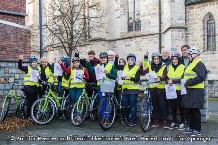 Lernen Fahrradfahren: Aeat Mohammad Amin, Carmen Goldbeck (Verkehrswacht Gütersloh), Shahira Ali, Nauroza Osman, Johanna Leifeld (Kommunales Integrationszentrum Kreis Paderborn), Bose Husse, Christina Wilmes (Ehrenamtsinitiative „Team Tudorf“), Amal Al Hamoud, Wafaa Abboud, Masouda Shujai, Wolfgang Koch (Verkehrswacht Gütersloh), Sahereh Rezai, Norbert Fischer (Verkehrswacht Gütersloh), Zainam Shujai. Es fehlt: Fatima Meraz. (Foto: Amt für Presse- und Öffentlichkeitsarbeit, Kreis Paderborn, Julian Sprenger). Lernen Fahrradfahren: Aeat Mohammad Amin, Carmen Goldbeck (Verkehrswacht Gütersloh), Shahira Ali, Nauroza Osman, Johanna Leifeld (Kommunales Integrationszentrum Kreis Paderborn), Bose Husse, Christina Wilmes (Ehrenamtsinitiative „Team Tudorf“), Amal Al Hamoud, Wafaa Abboud, Masouda Shujai, Wolfgang Koch (Verkehrswacht Gütersloh), Sahereh Rezai, Norbert Fischer (Verkehrswacht Gütersloh), Zainam Shujai. Es fehlt: Fatima Meraz. (Foto: Amt für Presse- und Öffentlichkeitsarbeit, Kreis Paderborn, Julian Sprenger).