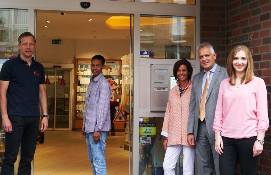 Semir aus Eritrea (Mitte) hat über das Netzwerk „Praktikumsakquisiteure“ die Arbeit in der Apotheke kennen gelernt. Dabei geholfen haben (von links): Apotheker Peter Hartmann, Praktikant Semir, Petra Münstermann (BIZ Kreis Paderborn), Matthias Groß  (Schulleiter des BKSN), Christina Seibert (BKSN-Schulsozialarbeiterin) (Foto: BKSN)