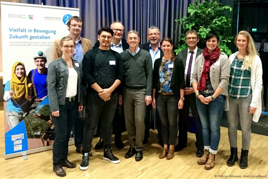 Haben den Netzwerktag „Integration durch Sport“ mit dem Titel „Best Practice zum Nachmachen“  auf die Beine gestellt (vorne v.l.): Katrin Neumann (Kommunales Integrationszentrum), Erich Klann (Profitänzer), Dr. Oliver Vorndran (Leiter des Bildungs- und Integrationszentrum), Julia Meier (KreisSportBund), Christin Johlen (RFV Schwaney), Nadine Lütkemeier (RFV Schwaney), (hinten v.l.): Thomas Finke (Gemeinde Borchen), Bernhard Hoppe-Biermeyer (Stadtsportverband Delbrück), Bernhard Lünz (Geschäftsführer des Kommunales Integrationszentrum), Uwe Stork (Vizepräsident des KreisSportBundes). (Foto: Fabian Eßmann, KreisSportBund) Haben den Netzwerktag „Integration durch Sport“ mit dem Titel „Best Practice zum Nachmachen“  auf die Beine gestellt (vorne v.l.): Katrin Neumann (Kommunales Integrationszentrum), Erich Klann (Profitänzer), Dr. Oliver Vorndran (Leiter des Bildungs- und Integrationszentrum), Julia Meier (KreisSportBund), Christin Johlen (RFV Schwaney), Nadine Lütkemeier (RFV Schwaney), (hinten v.l.): Thomas Finke (Gemeinde Borchen), Bernhard Hoppe-Biermeyer (Stadtsportverband Delbrück), Bernhard Lünz (Geschäftsführer des Kommunales Integrationszentrum), Uwe Stork (Vizepräsident des KreisSportBundes). (Foto: Fabian Eßmann, KreisSportBund)
