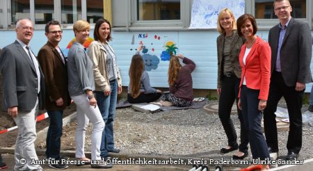 Ermöglichen Schülerinnen und Schülern, ihre Fähigkeiten in den MINT-Berufen auszuprobieren: Dr. Burghard Lehmann (Familie-Osthushenrich-Stiftung), Uwe Schoop (zdi-Zentrum FIT.Paderborn), Andrea Stollberg (Schulleiterin Realschule Lichtenau), Jana Kuhnke (Stiftung Bildung und Handwerk West), Dr. Christiane Mateika (Bildungs- und Integrationszentrum Kreis Paderborn) Petra Münstermann (Bildungs- und Integrationszentrum Kreis Paderborn) und Jürgen Franke (Konrektor Realschule Lichtenau). (Foto: Amt für Presse- und Öffentlichkeitsarbeit, Kreis Paderborn, Ulrike Sander)