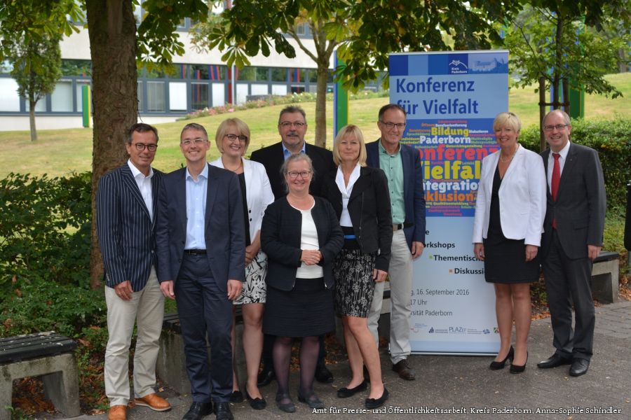 Organisatoren und Referenten der Konferenz für Vielfalt (von links): Prof. Dr. Bardo Herzig (Universität Paderborn), Dr. Oliver Vorndran (Leiter des Bildungs- und Integrationszentrums Kreis Paderborn), Annette Mühlenhoff (stellvertretende Dezernentin), Dr. Simone Probst (Vizepräsidentin der Universität Paderborn), Bernhard Lünz (Geschäftsführer des Kommunalen Integrationszentrums Kreis Paderborn), Dr. Christiane Mateika (stellvertretende Leiterin des Bildungs- und Integrationszentrums Kreis Paderborn), Michael Uhlich Abteilungsdirektor Bezirksregierung Detmold), Susanne Blasberg Bense (Ministerium für Schule und Weiterbildung NRW) und Landrat Manfred Müller. (Foto: Amt für Presse- und Öffentlichkeitsarbeit Kreis Paderborn, Anna-Sophie Schindler )