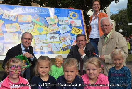 60 Bilder wurden zum Weltkindertagsmotto "Kindern ein Zuhause geben" eingereicht (Foto: Amt für Presse- und Öffentlichkeitsarbeit, Kreis Paderborn, Ulrike Sander)