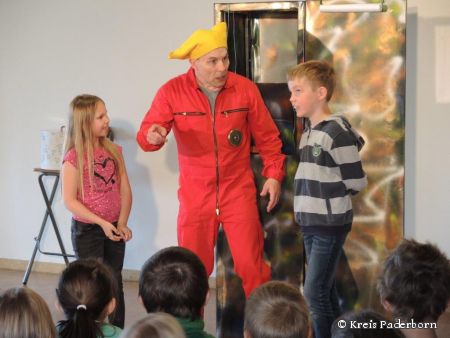 Unterricht der ganz anderen Art: Alea und Julian lösen gemeinsam mit Schlopi Schlops in der Haarener Grundschule Rätsel und lernen dabei „Gemeinsam sind wir stark!“ (Foto: Kreis Paderborn)