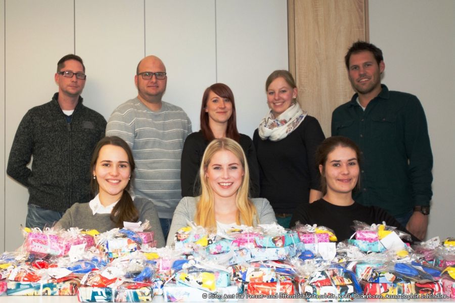 Arbeiten beim Projekt „Weihnachtsengel“ zusammen: Die Mitglieder des Rotaract Clubs Paderborn Clara Mahlke (vordere Reihe von links), Isabella Benteler, Vanessa Leon und die Sozialarbeiterinnen und Sozialarbeiter des Kreisjugendamtes Tobias Lahme (hintere Reihe von links), Kai Ruppel, Olga Prill, Lena Meiwes und Benedikt Otto. (Foto: Amt für Presse- und Öffentlichkeitsarbeit, Kreis Paderborn, Anna-Sophie Schindler). Arbeiten beim Projekt „Weihnachtsengel“ zusammen: Die Mitglieder des Rotaract Clubs Paderborn Clara Mahlke (vordere Reihe von links), Isabella Benteler, Vanessa Leon und die Sozialarbeiterinnen und Sozialarbeiter des Kreisjugendamtes Tobias Lahme (hintere Reihe von links), Kai Ruppel, Olga Prill, Lena Meiwes und Benedikt Otto. (Foto: Amt für Presse- und Öffentlichkeitsarbeit, Kreis Paderborn, Anna-Sophie Schindler).