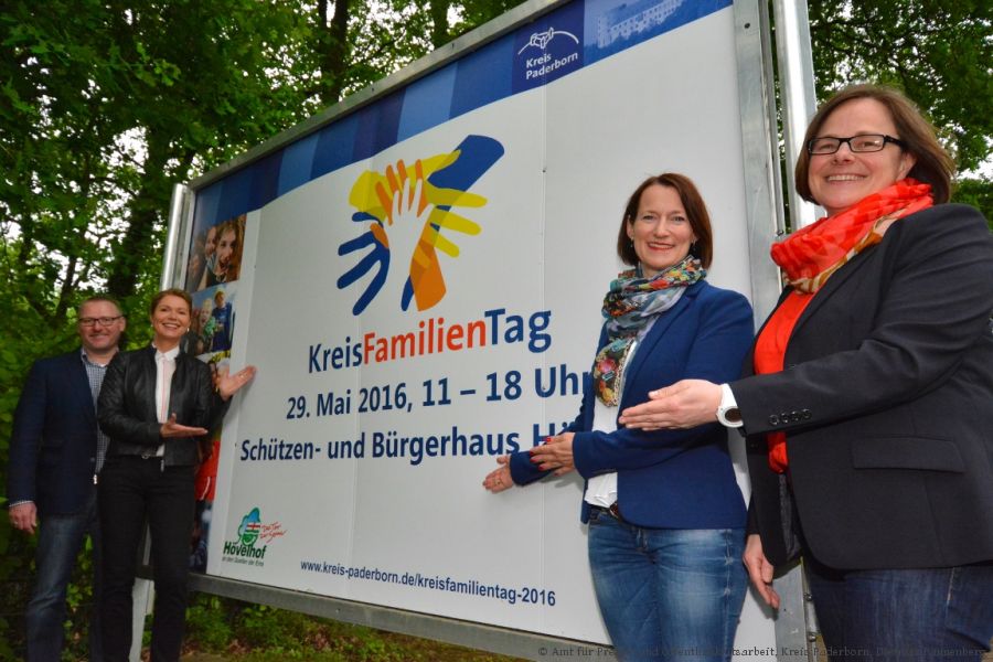 Bühne frei für den Kreisfamilientag in Hövelhof: Thomas Westhof (Marketing- und Tourismusleiter der Sennegemeinde Hövelhof), Edith Rehmann-Decker (Jugendamt des Kreises Paderborn), Stefanie Rüther (Jugendamt des Kreises Paderborn) und Petra Schäfers-Schlichting (Gemeinde Hövelhof) haben ein kostenloses und unterhaltsames Programm zusammengestellt. Nur das Wetter muss noch mitspielen. (Foto: Amt für Presse- und Öffentlichkeitsarbeit, Kreis Paderborn, Dietmar Pannenberg) Bühne frei für den Kreisfamilientag in Hövelhof: Thomas Westhof (Marketing- und Tourismusleiter der Sennegemeinde Hövelhof), Edith Rehmann-Decker (Jugendamt des Kreises Paderborn), Stefanie Rüther (Jugendamt des Kreises Paderborn) und Petra Schäfers-Schlichting (Gemeinde Hövelhof) haben ein kostenloses und unterhaltsames Programm zusammengestellt. Nur das Wetter muss noch mitspielen. (Foto: Amt für Presse- und Öffentlichkeitsarbeit, Kreis Paderborn, Dietmar Pannenberg)