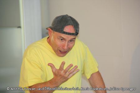 Heinz Diedenhofen als Kai im Theaterstück „Doppelklick“. (Foto: Amt für Presse- und Öffentlichkeitsarbeit, Kreis Paderborn)   