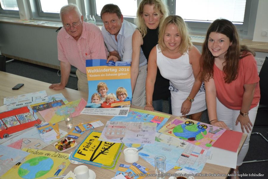 Treffen die letzten Vorbereitungen für den Weltkindertag (von links): Friedhelm Kaup (Vorsitzender Jugendhilfeausschuss), Günther Uhrmeister (Leiter des Kreisjugendamtes), Marlis Stachowitz (Galeristin), Silke Hink (Gemeinde Borchen), Theresa Jakobi (Gemeinde Borchen) (Foto: Amt für Presse- und Öffentlichkeitsarbeit, Kreis Paderborn, Anna-Sophie Schindler)