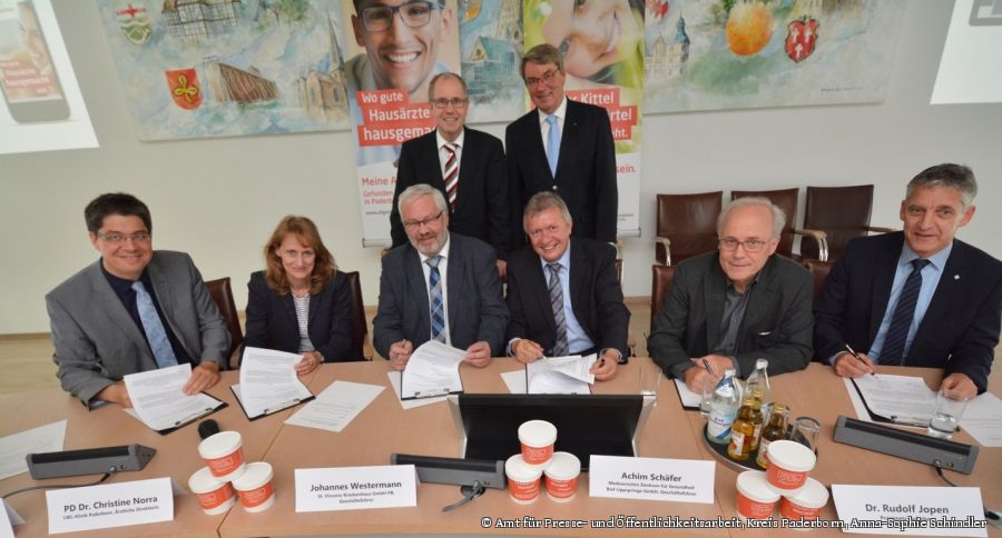 Unterzeichnen den Vertrag für den Weiterbildungsverbund Allgemeinmedizin Paderborn (von links): Martin Wolf (Vorstandsprecher St. Johannisstift), Dr. Christine Norra (Ärztliche Direktorin LWL-Kliniken Paderborn), Johannes Westermann (Geschäftsführer St. Vincenz-Krankenhaus), Dr. Rudolf Jopen (Praxisnetz Paderborn), Siegfried Rörig (Kaufmännischer Direktor Brüderkrankenhaus St. Josef), dahinter: Landrat Manfred Müller (links) und Ideengeber Dr. Ulli Polenz (rechts) (Foto: Amt für Presse- und Öffentlichkeitsarbeit, Kreis Paderborn, Anna-Sophie Schindler)  Unterzeichnen den Vertrag für den Weiterbildungsverbund Allgemeinmedizin Paderborn (von links): Martin Wolf (Vorstandsprecher St. Johannisstift), Dr. Christine Norra (Ärztliche Direktorin LWL-Kliniken Paderborn), Johannes Westermann (Geschäftsführer St. Vincenz-Krankenhaus), Dr. Rudolf Jopen (Praxisnetz Paderborn), Siegfried Rörig (Kaufmännischer Direktor Brüderkrankenhaus St. Josef), dahinter: Landrat Manfred Müller (links) und Ideengeber Dr. Ulli Polenz (rechts) (Foto: Amt für Presse- und Öffentlichkeitsarbeit, Kreis Paderborn, Anna-Sophie Schindler)
