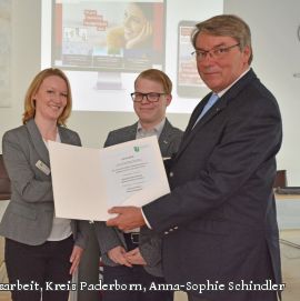 Christine Kirchartz (links) und Thorsten Giebel (mitte) von der Ärztekammer überreichen Dr. Ulli Polenz (rechts) eine Urkunde für seine Idee und Gründung eines Weiterbildungsverbundes für Allgemeinmediziner in Paderborn. (Foto: Foto: Amt für Presse- und Öffentlichkeitsarbeit, Kreis Paderborn, Anna-Sophie Schindler)
