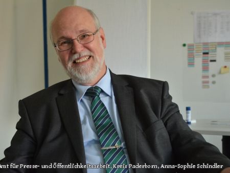 „Ich bin gerne Arzt“: Uwe Litwiakow ist neuer Leiter des Paderborner Kreisgesundheitsamtes (Foto: Amt für Presse- und Öffentlichkeitsarbeit, Kreis Paderborn, Anna-Sophie Schindler)