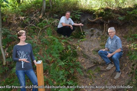 Präsentieren die neuen Schilder auf dem Lehrpfad im Naturschutzgebiet Moosheide: Britta Perschbacher (Umweltamt Kreis Paderborn), Frank Ahnfeldt (Biologische Station Kreis Paderborn-Senne) und Eberhard Beckemeyer (Unteren Landschaftsbehörde Kreis Gütersloh). (Foto: Amt- für Presse- und Öffentlichkeitsarbeit, Kreis Paderborn, Anna-Sophie Schindler)