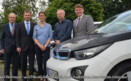 Sprachen auf dem Zukunftskongress über Mobilität und Daseinsvorsorge: Landrat Manfred Müller, Dr. Stefan Sauer (Software Quality Lab der Universität Paderborn), Klimaschutzmanagerin Désirée Hückelheim, Ulrich Jansen (Forschungsgruppe Energie-, Verkehr- und Klimapolitik des Wuppertal Instituts), Prof. Dr. Dirk Vallée (RWTH Aachen). (Foto: Amt für Presse- und Öffentlichkeitsarbeit, Kreis Paderborn, Anna-Sophie Schindler)