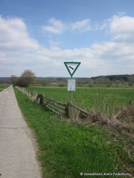 Kennzeichnet ein Naturschutzgebiet: Das grüne Dreiecksschild. (Foto: Umweltamt, Kreis Paderborn)